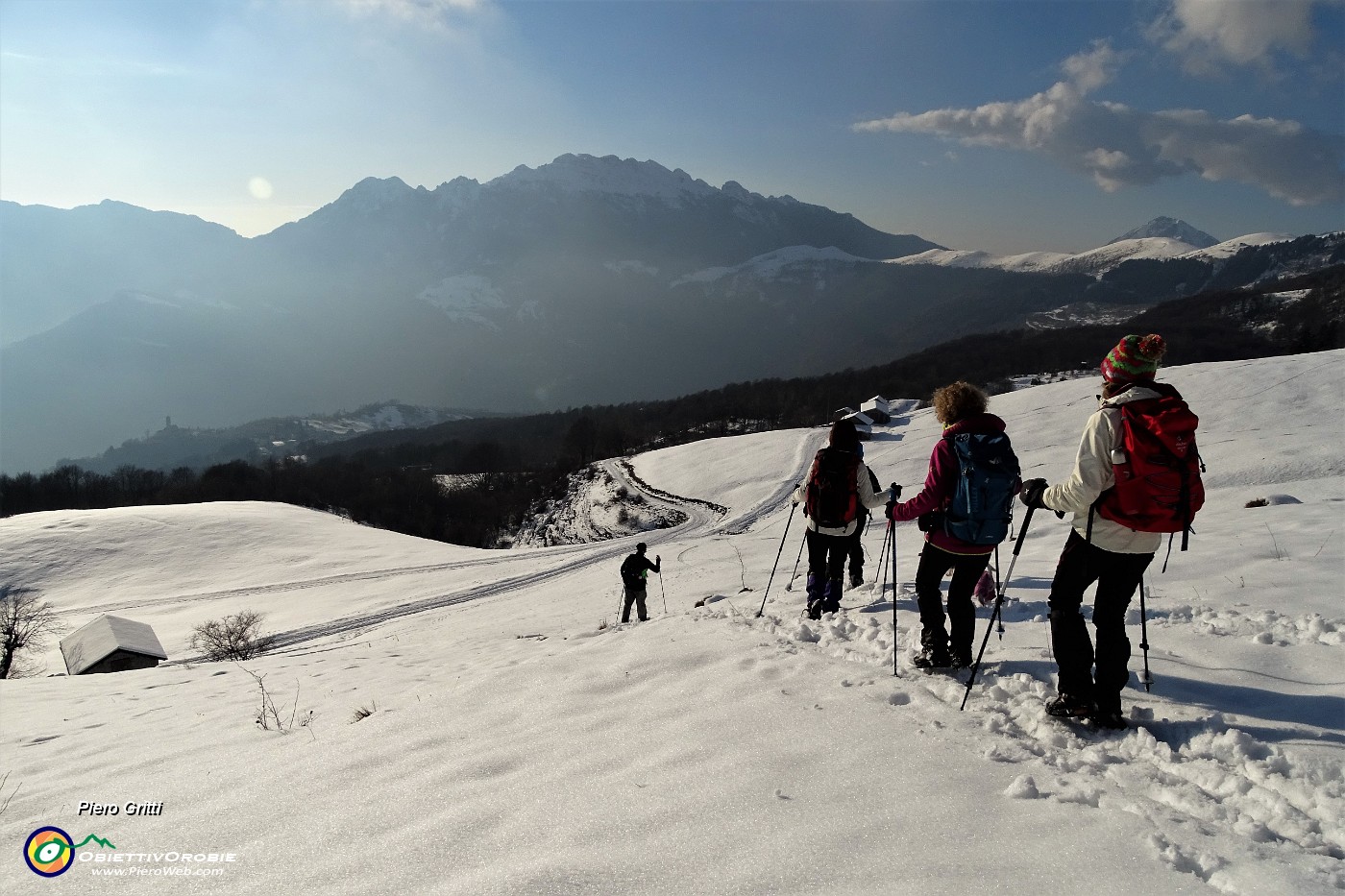 95 Scendiamo su pratoni innevati....JPG